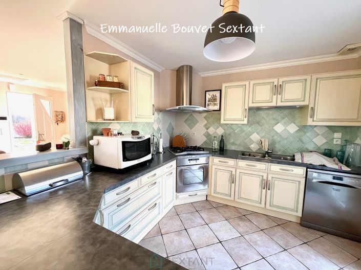 Image No.10-3 Bed Property for sale