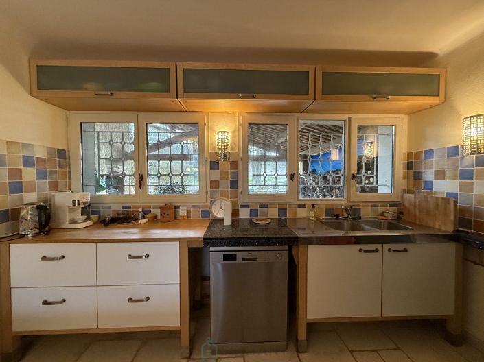 Image No.10-5 Bed Property for sale