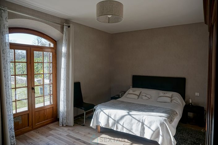 Image No.22-4 Bed Property for sale