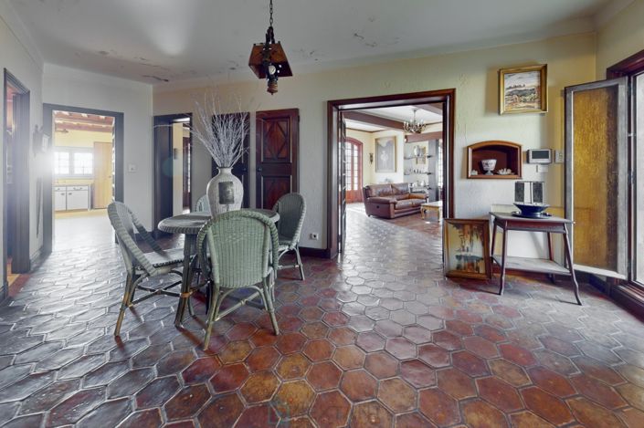 Image No.10-5 Bed Property for sale