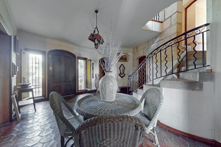 Image No.12-5 Bed Property for sale