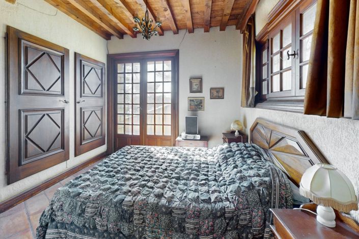 Image No.23-5 Bed Property for sale