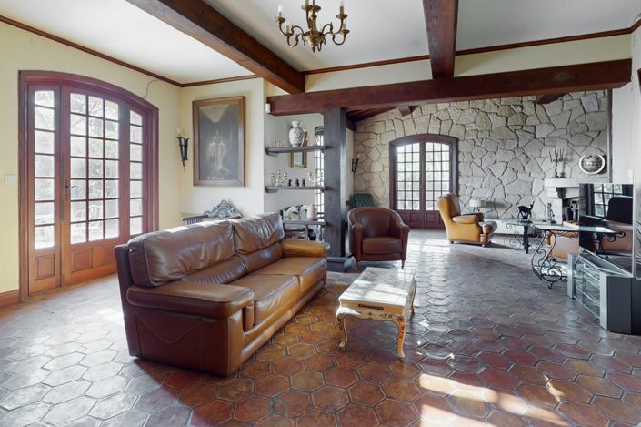 Image No.9-5 Bed Property for sale