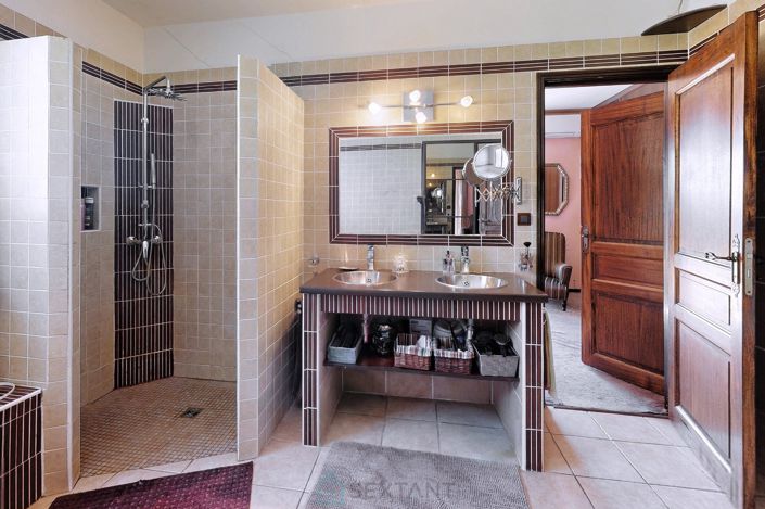 Image No.29-5 Bed Property for sale