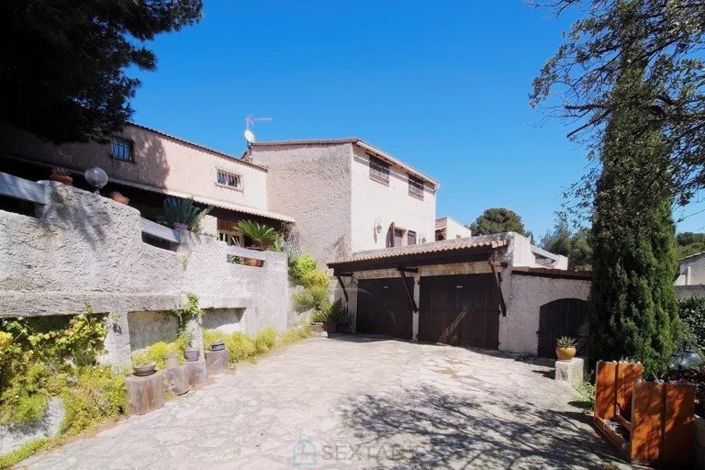 Image No.1-5 Bed Property for sale