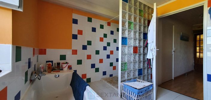 Image No.12-5 Bed Property for sale