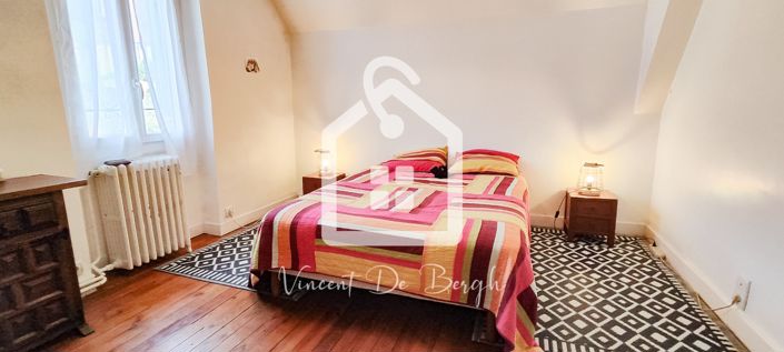 Image No.12-3 Bed Property for sale