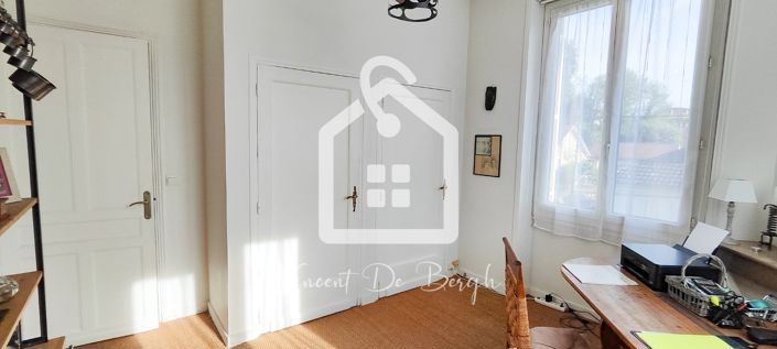 Image No.9-3 Bed Property for sale