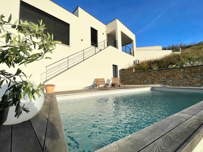 Image No.1-4 Bed Property for sale