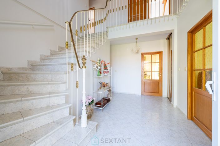 Image No.5-6 Bed House for sale