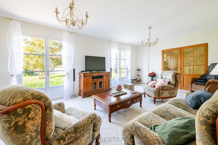 Image No.8-6 Bed House for sale