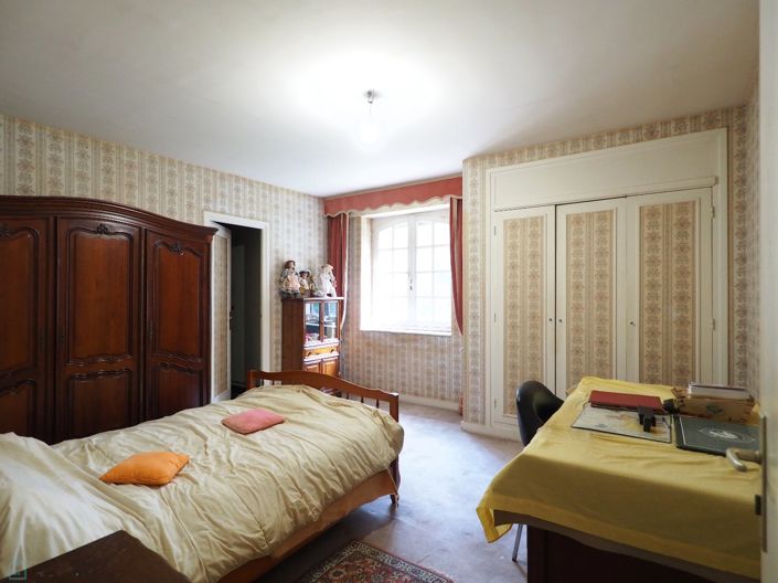 Image No.10-6 Bed Property for sale