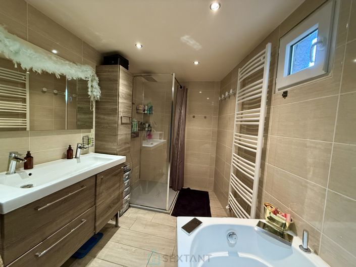 Image No.7-10 Bed House for sale