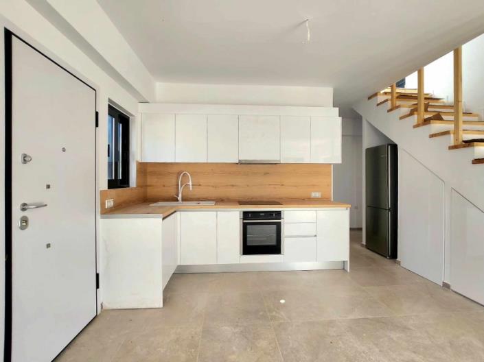 Image No.6-2 Bed Maisonette for sale