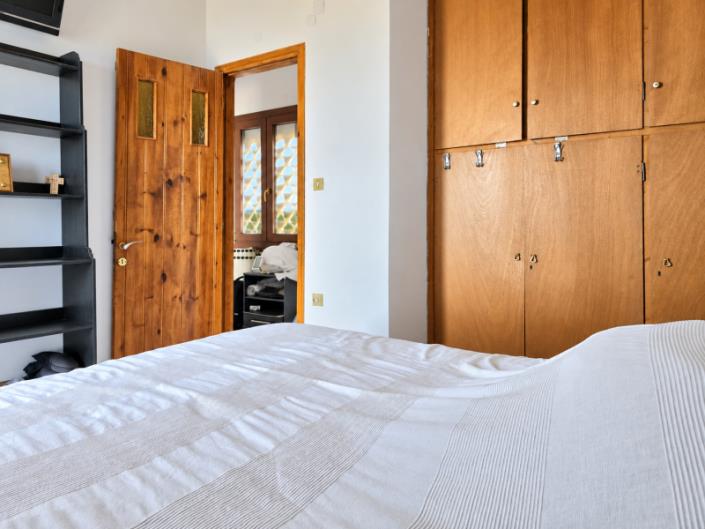 Image No.20-4 Bed House for sale