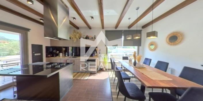 Image No.1-8 Bed House for sale