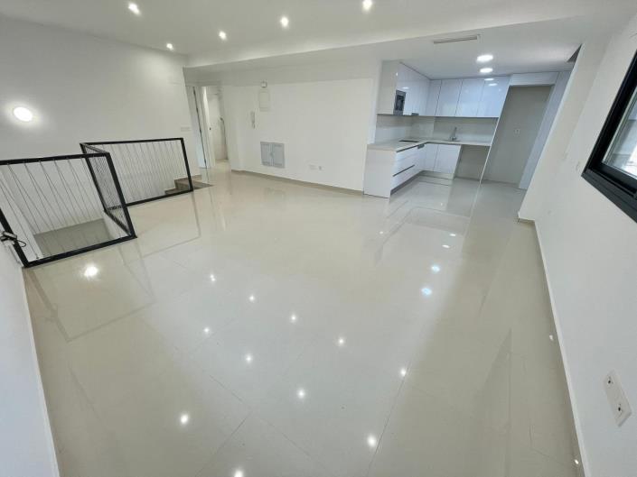 Image No.1-4 Bed Townhouse for sale