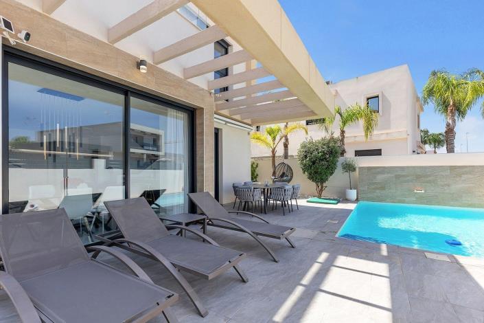 Image No.1-3 Bed Villa / Detached for sale