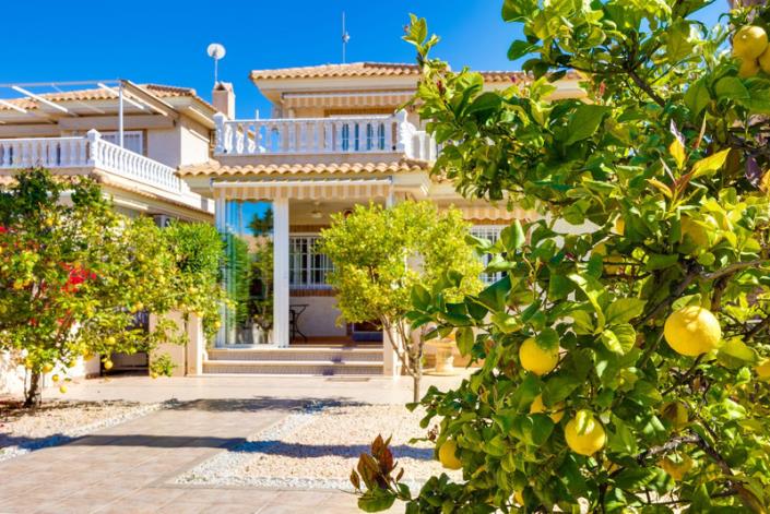 Image No.1-3 Bed Villa / Detached for sale