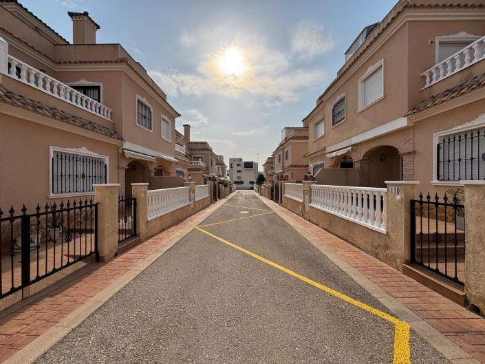 Image No.12-3 Bed Townhouse for sale