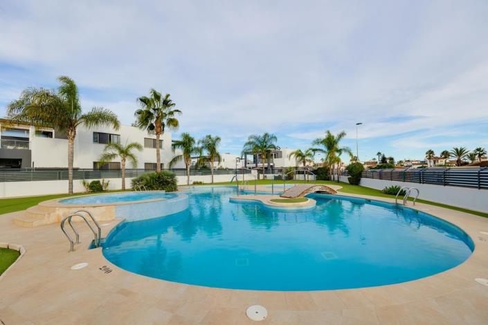 Image No.26-3 Bed Semi-Detached for sale