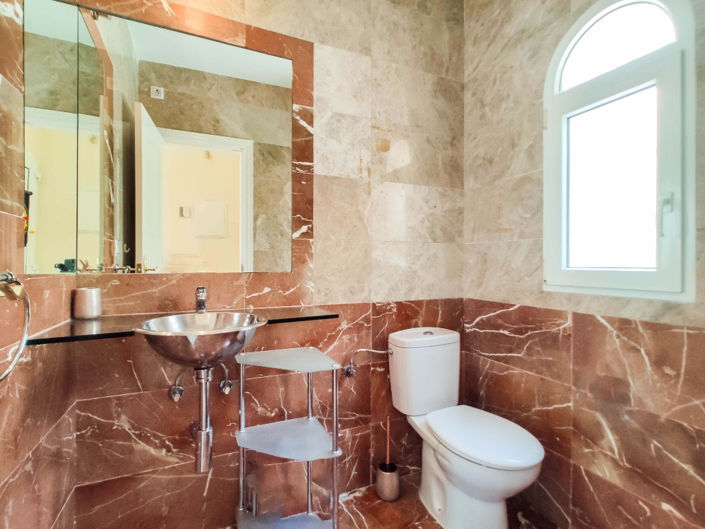 Image No.18-4 Bed House for sale