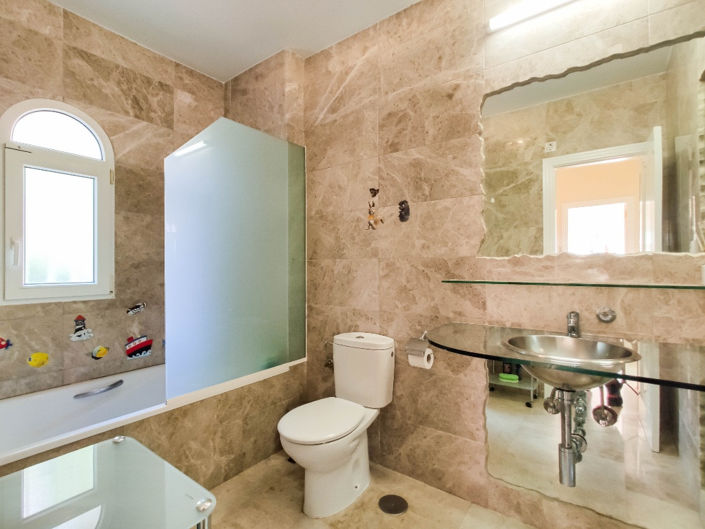 Image No.20-4 Bed House for sale