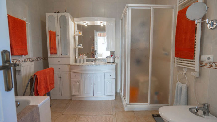 Image No.18-5 Bed House for sale