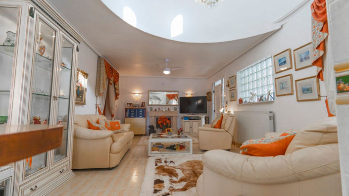 Image No.8-5 Bed House for sale