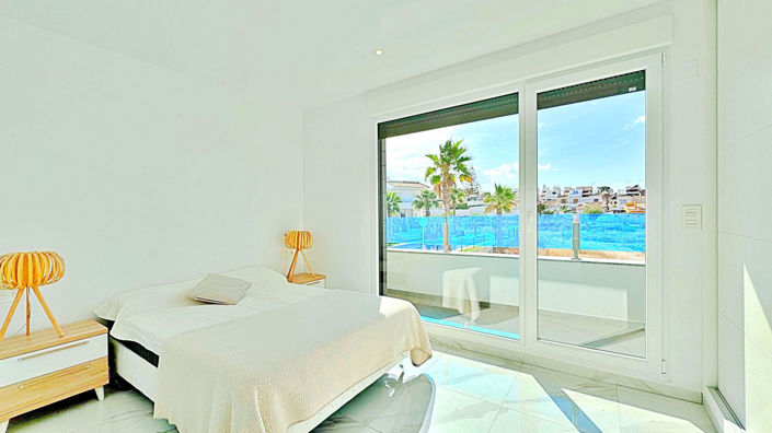 Image No.15-3 Bed House for sale