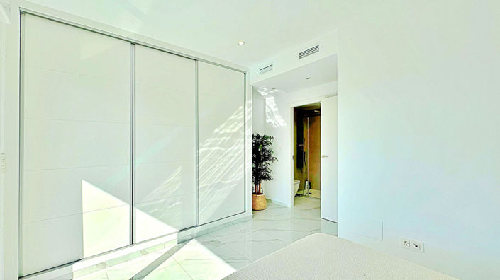 Image No.17-3 Bed House for sale