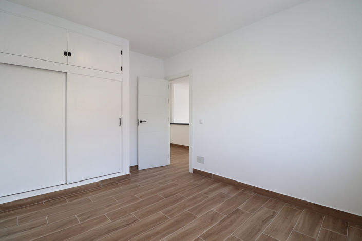 Image No.11-3 Bed House for sale