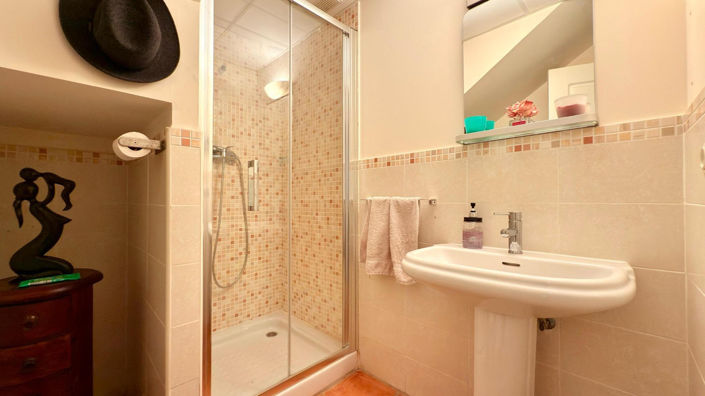 Image No.10-2 Bed House for sale