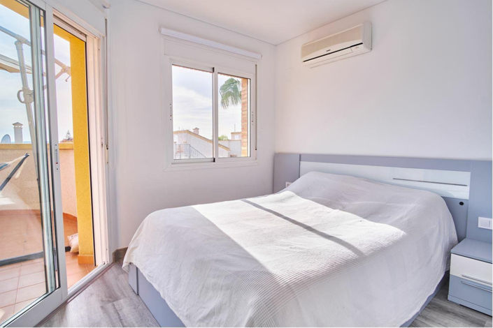 Image No.15-3 Bed House for sale