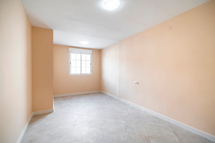 Image No.8-2 Bed House for sale