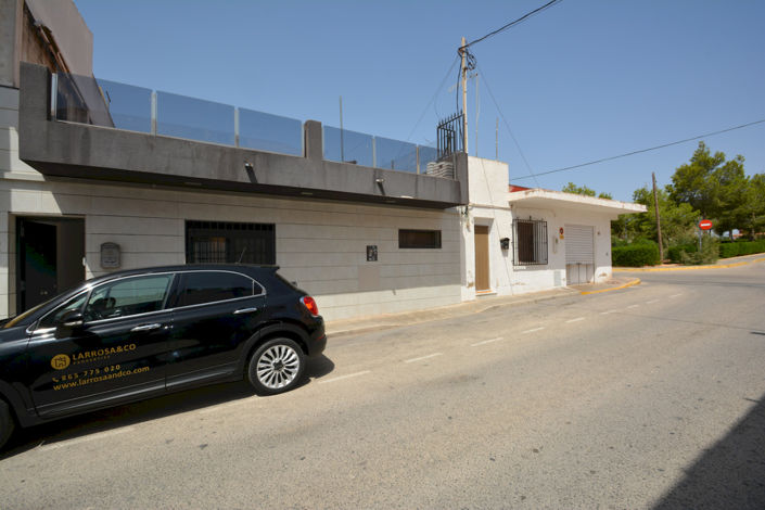 Image No.2-4 Bed House for sale
