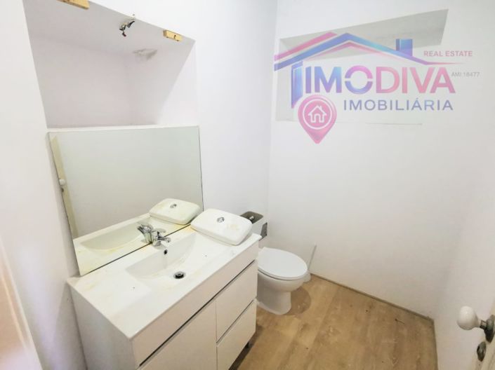 Image No.25-4 Bed House for sale