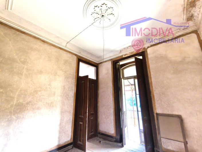 Image No.16-8 Bed Farmhouse for sale