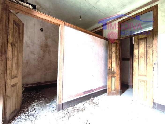 Image No.25-8 Bed Farmhouse for sale