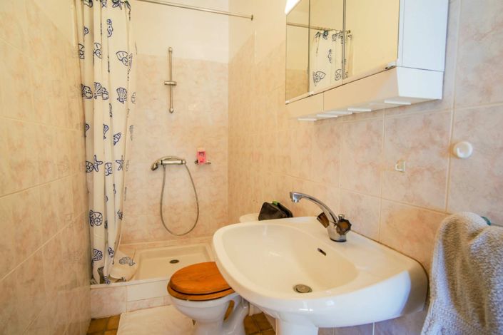 Image No.17-6 Bed House for sale