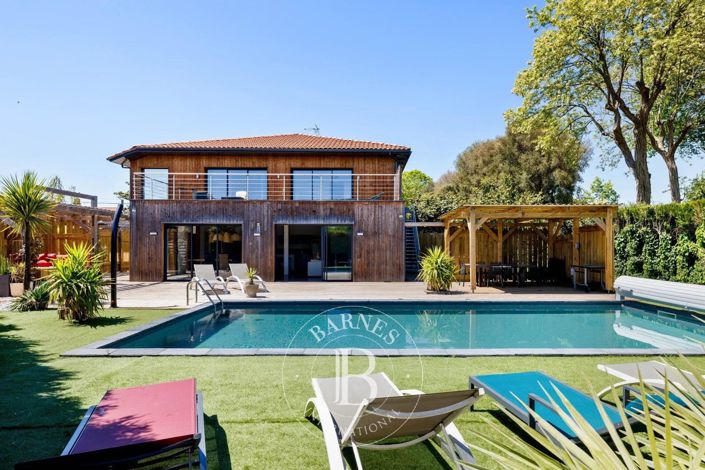 Image No.1-8 Bed House for sale