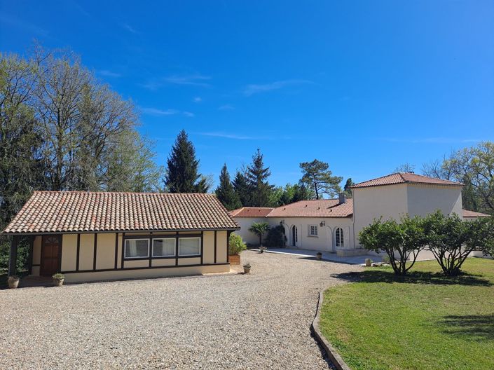 Image No.1-8 Bed House for sale