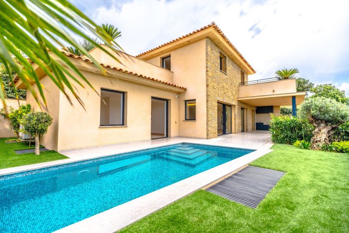 Image No.1-4 Bed House for sale