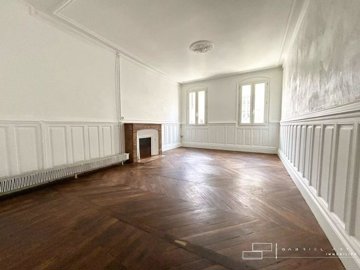 1 - Auch, Property
