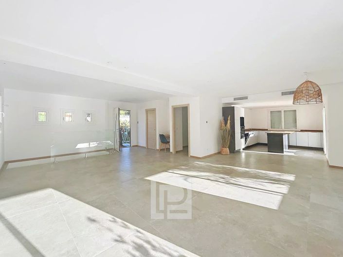 Image No.1-4 Bed House for sale