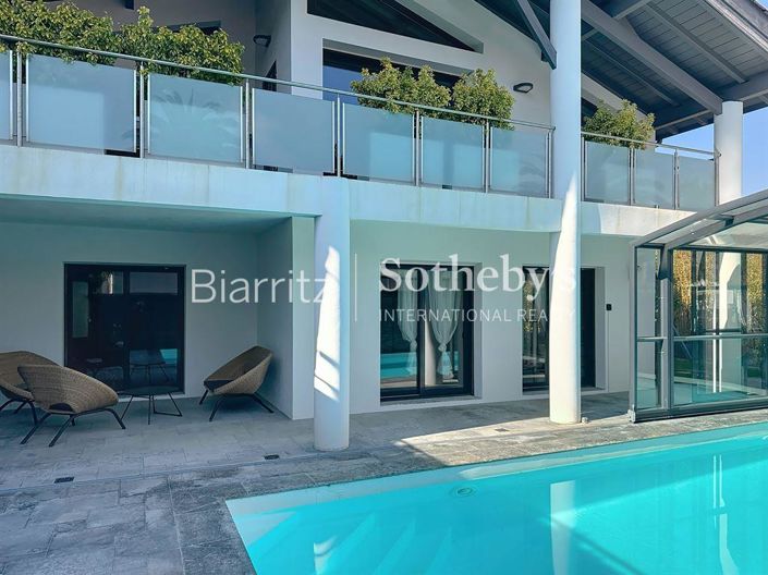 Image No.1-4 Bed Property for sale