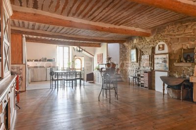 1 - Bonnieux, Property