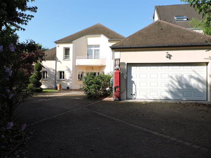 Image No.1-5 Bed Property for sale