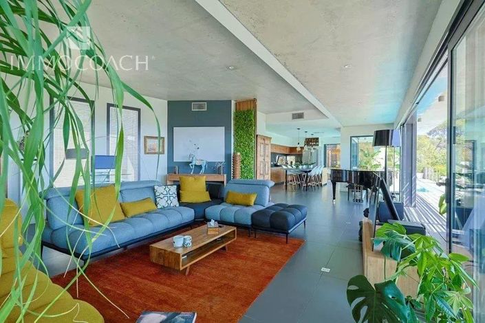 Image No.1-5 Bed House for sale