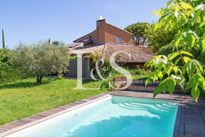 Image No.1-8 Bed House for sale